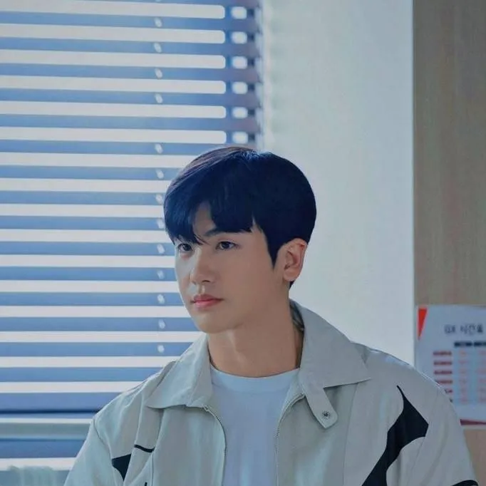 chat with ai character: hyoung sik