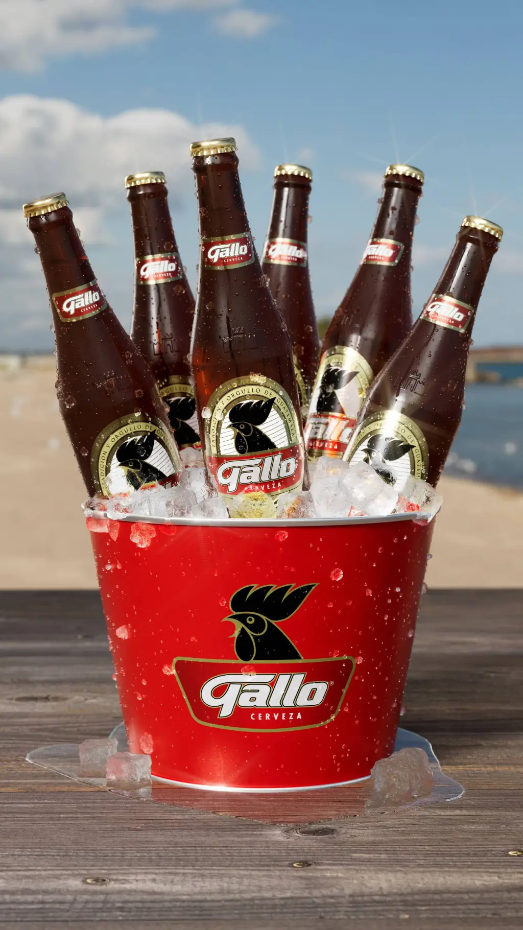 ai character: cerveza gallo 🐓 background