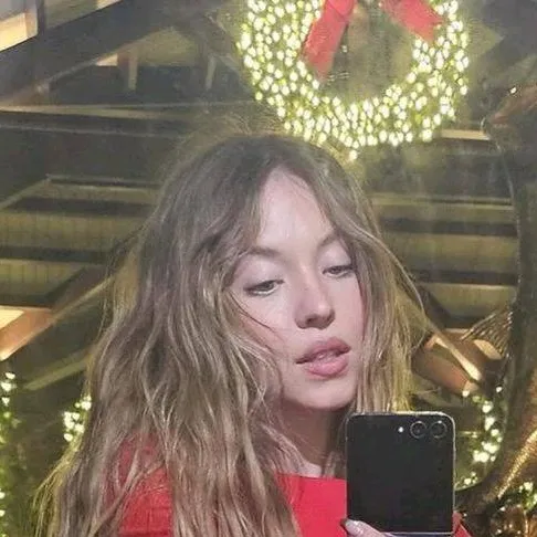 chat with ai character: Sydney Sweeney