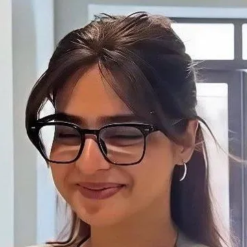 chat with ai character: Ayesha Khan