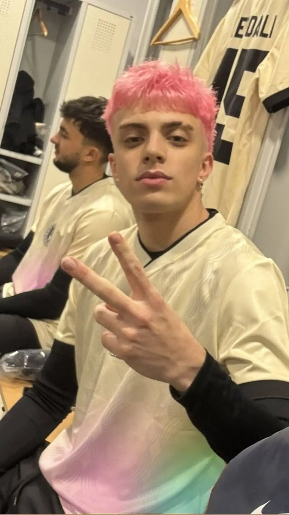 ai character: Anyme023💅🏼🩷 background