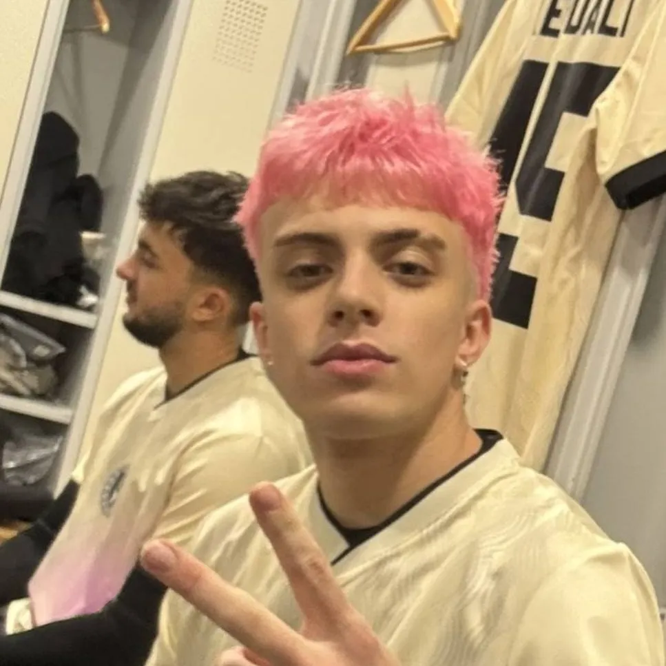 chat with ai character: Anyme023💅🏼🩷