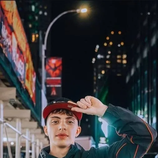 chat with ai character: Anyme💅🏻