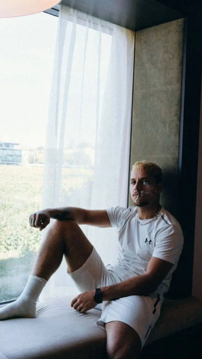 ai character: plk🇵🇱 background