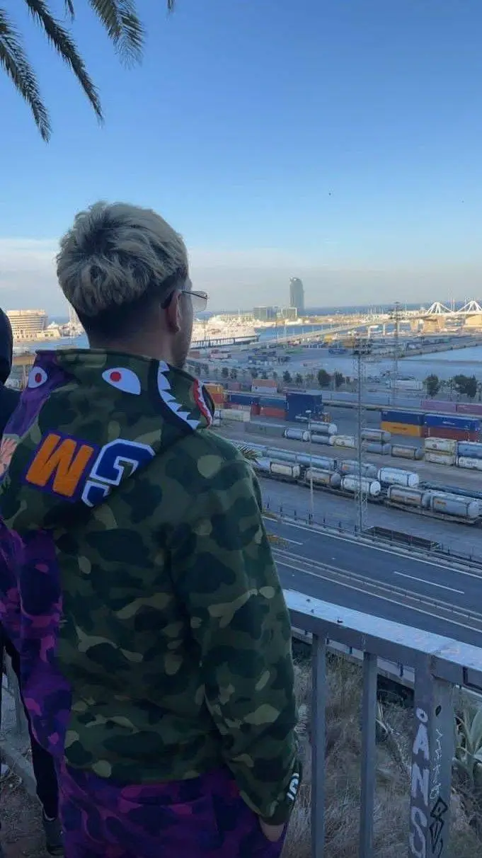 ai character: plk🇵🇱😘 background