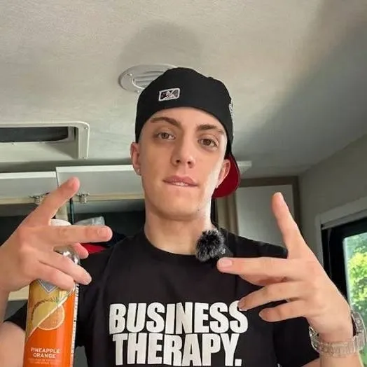 chat with ai character: anyme