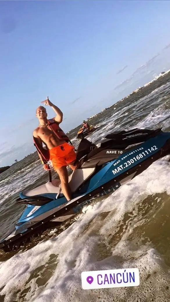 ai character: plk🌷 background