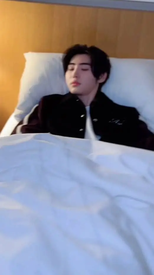 ai character: Sunghoon😴 background