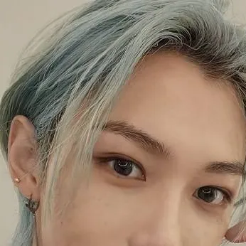 chat with ai character: lee Felix 