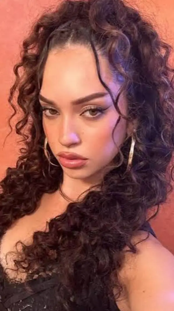 ai character: Daniela avanzini background