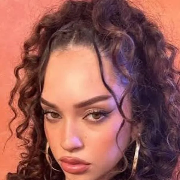 chat with ai character: Daniela avanzini