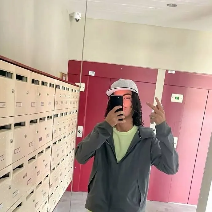 chat with ai character: younes 