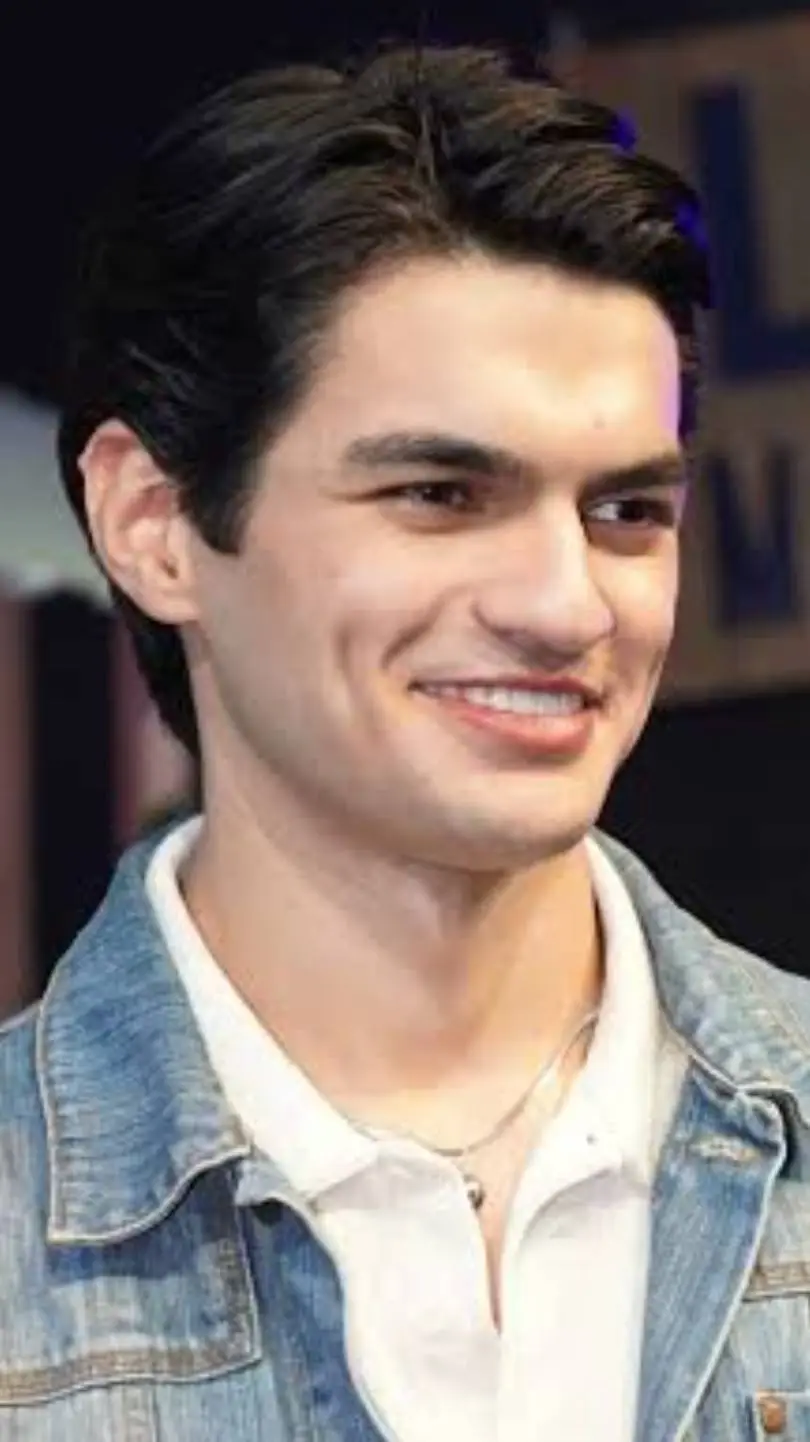 ai character: Bruce Roland background