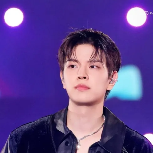 chat with ai character: Seungmin