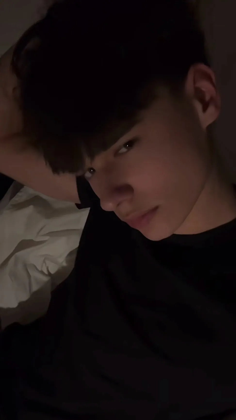 ai character: Mike~🪩 background