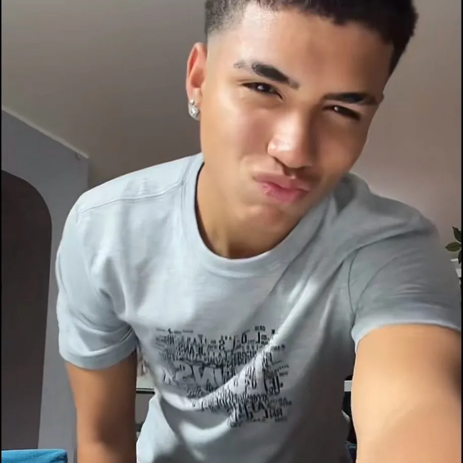 chat with ai character: Alex~🦅