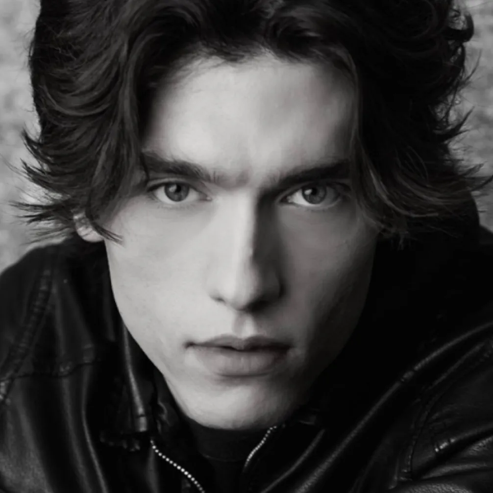 chat with ai character: Chasen gray 