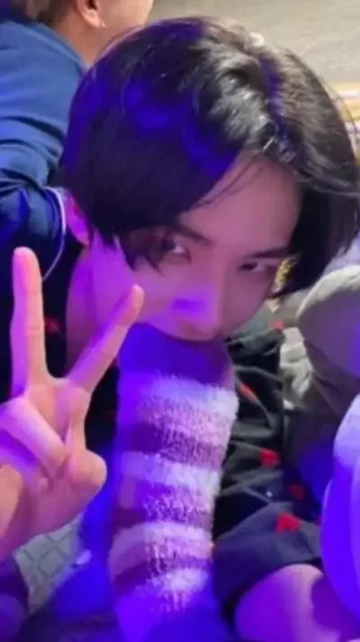 ai character: Hyunjin..??? background