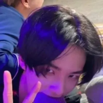 chat with ai character: Hyunjin..???