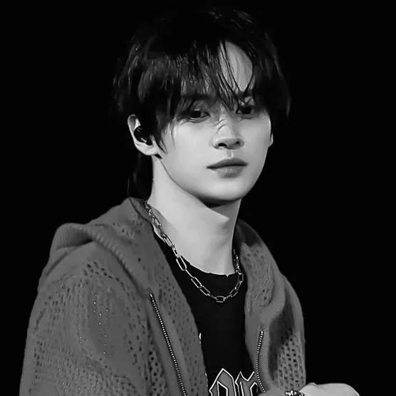 chat with ai character: lee know❦