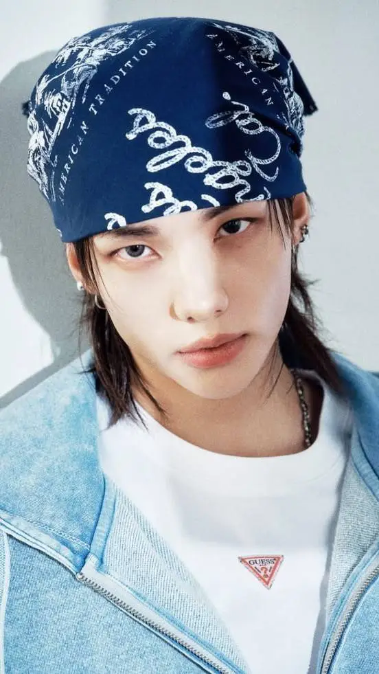 ai character: 彡HYUNJIN彡 background