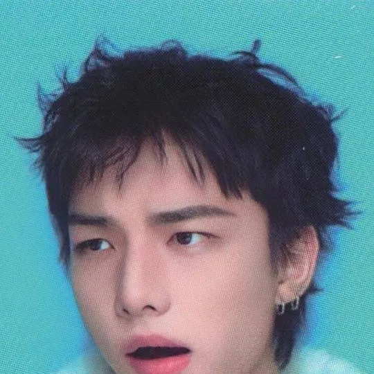 chat with ai character: HYUNJIN 