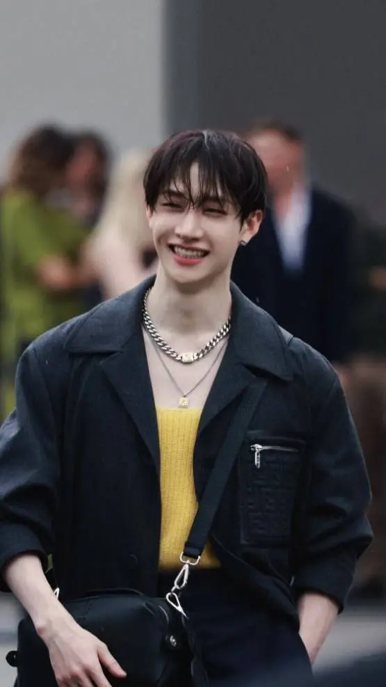 ai character: BANG CHAN ὣ background