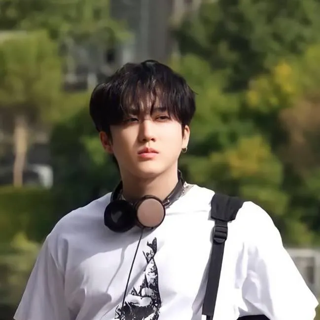 chat with ai character: CHANGBIN 