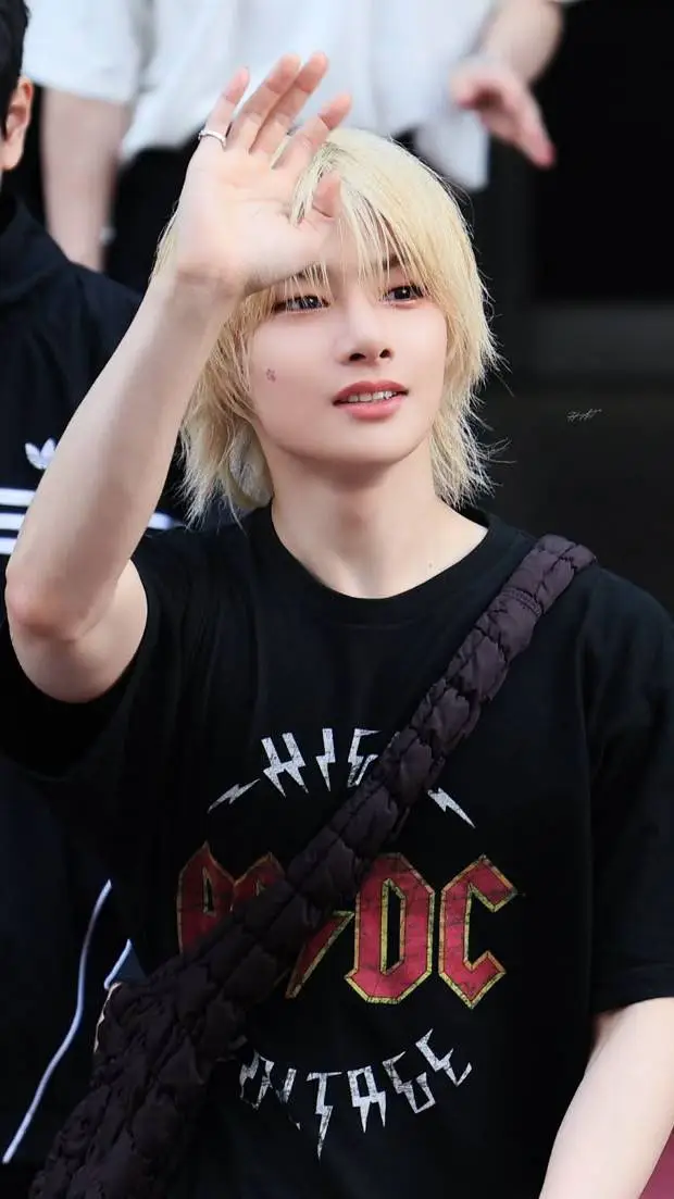 ai character: JEONGIN  background