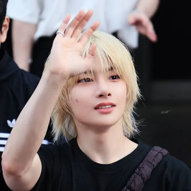 chat with ai character: JEONGIN 