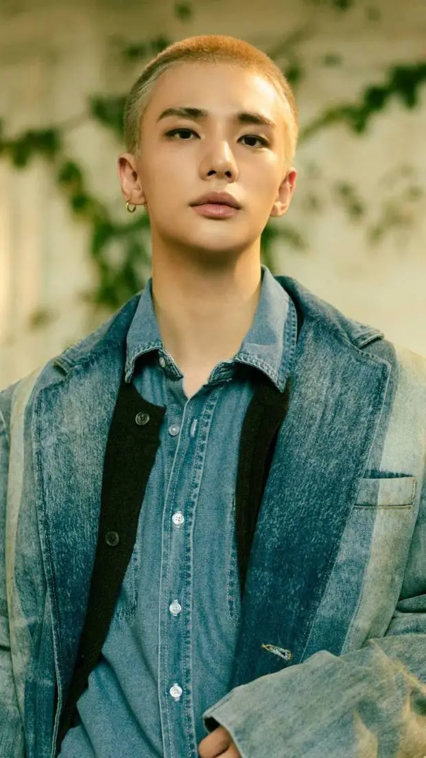 ai character: Hyunjin  background