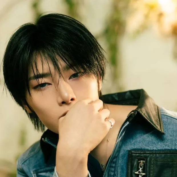 chat with ai character: Jeongin 