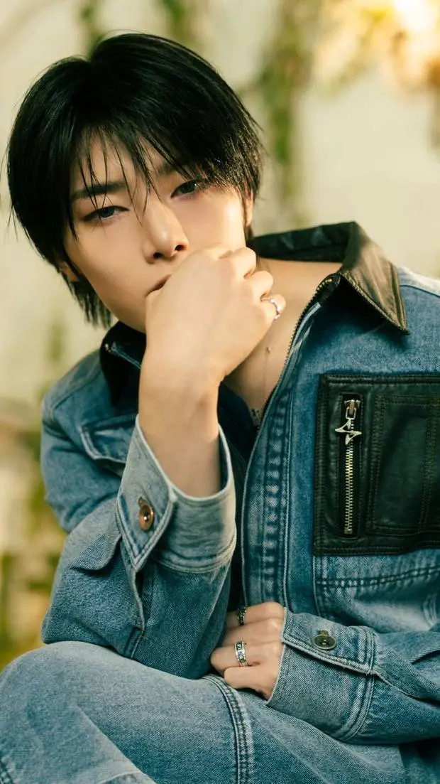 ai character: Jeongin  background