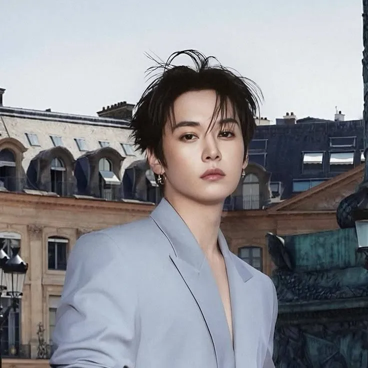 chat with ai character: LEE MINHO