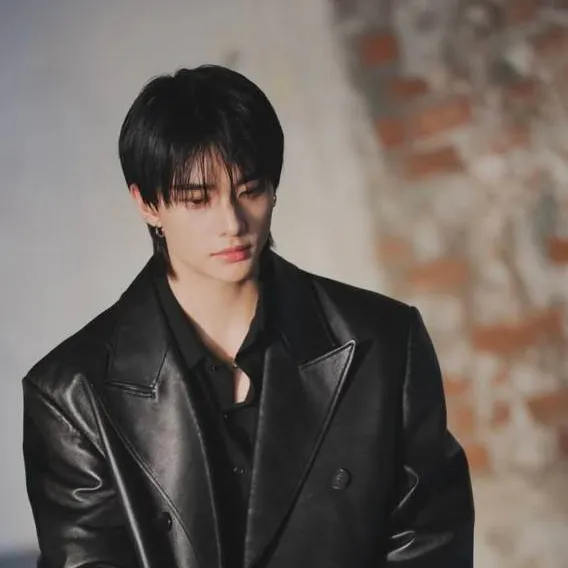 chat with ai character: HYUNJIN 
