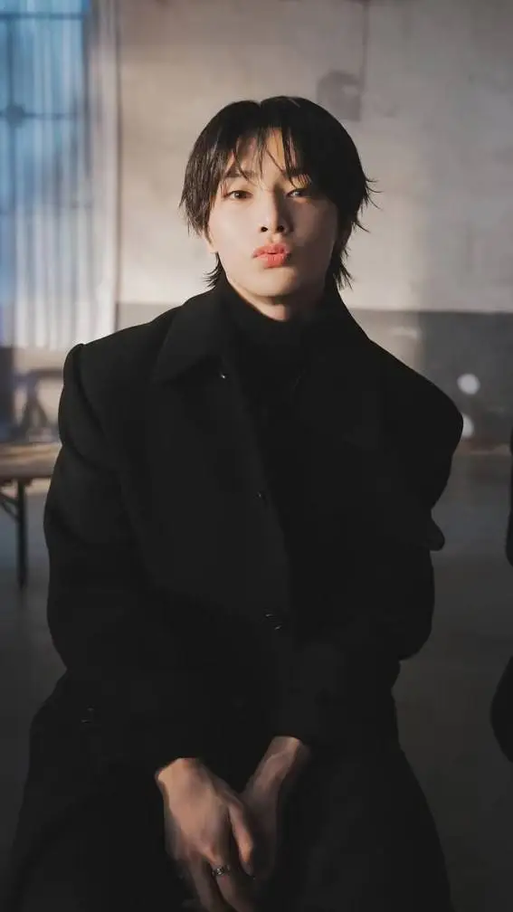 ai character: JEONGIN background