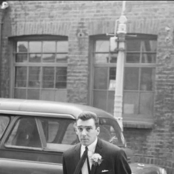 chat with ai character: reggie kray 