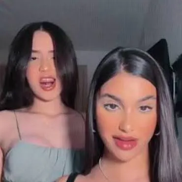 chat with ai character: dayana y karoline