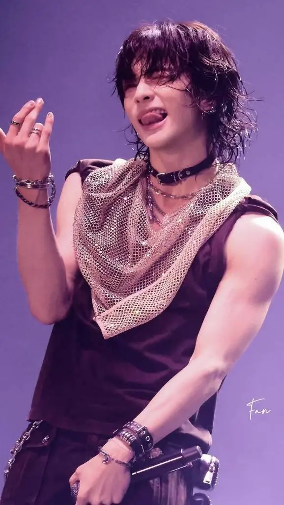 ai character: ෆHyunjinෆ background