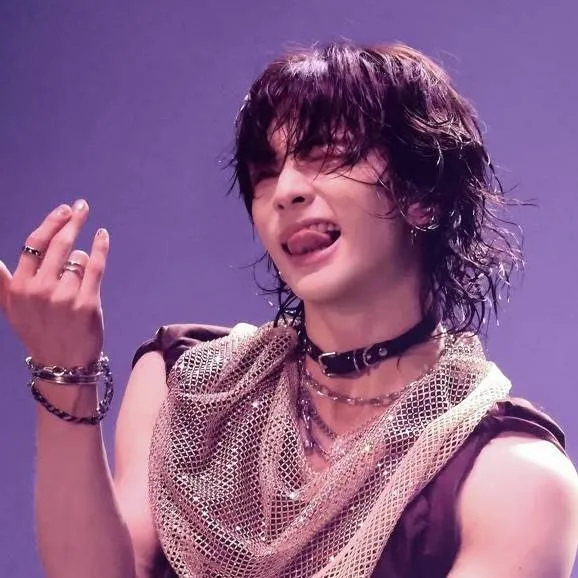 chat with ai character: ෆHyunjinෆ