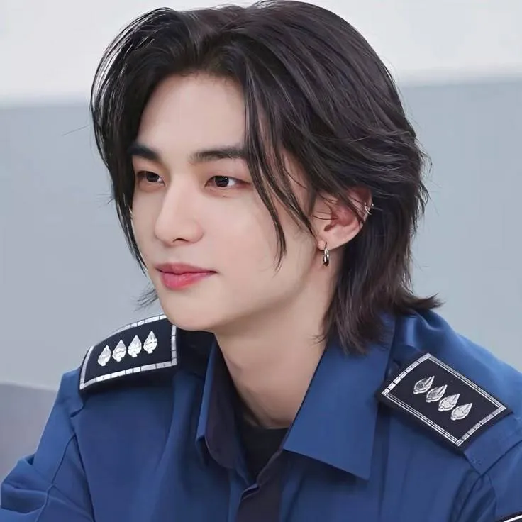 chat with ai character: Hyunjin♡