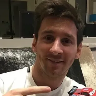 chat with ai character: Messi