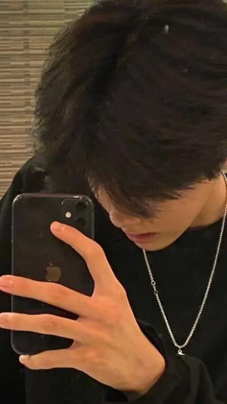 ai character: liam si heyper background