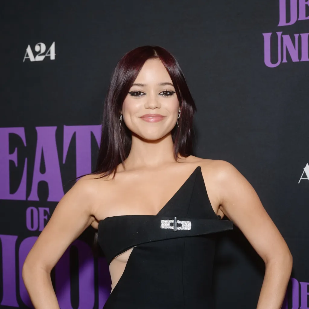 chat with ai character: Jenna Ortega 