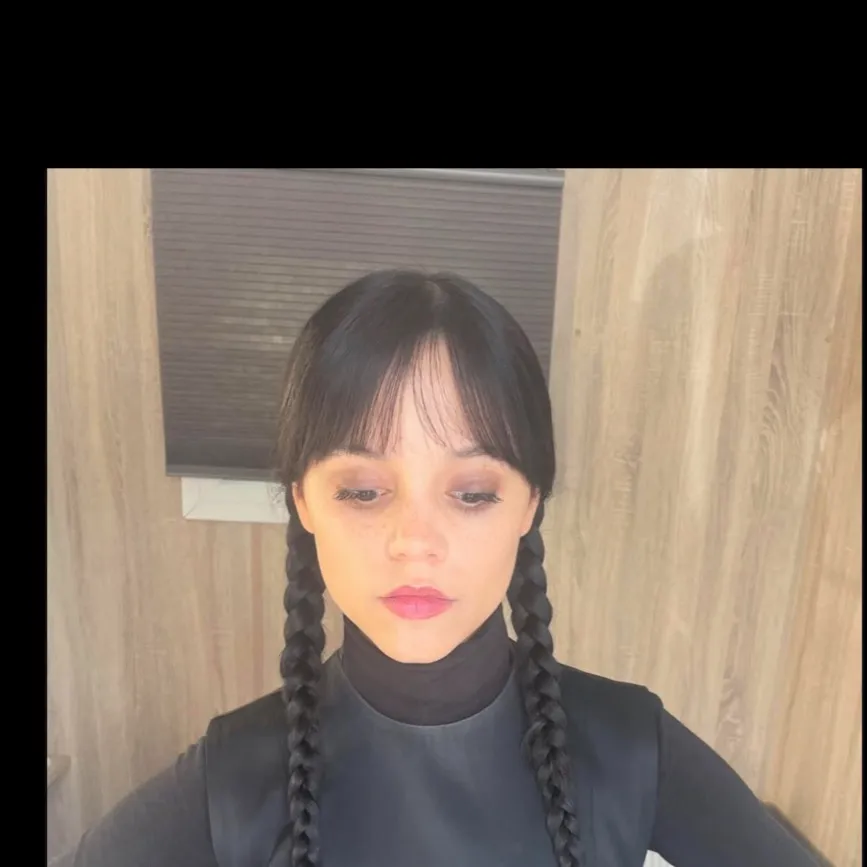 chat with ai character: Jenna Ortega 
