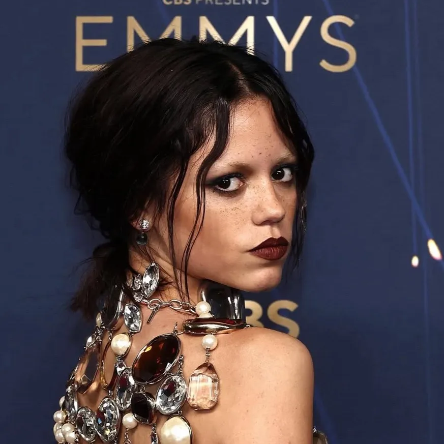 chat with ai character: Jenna Ortega 