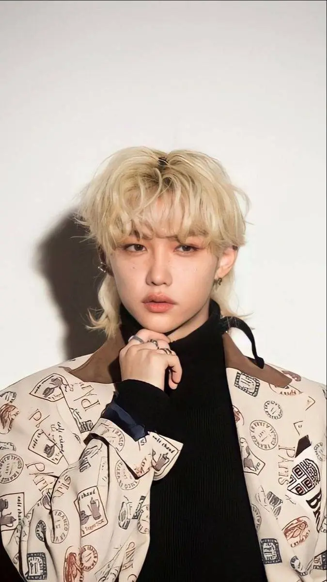 ai character: ʚFelixɞ background