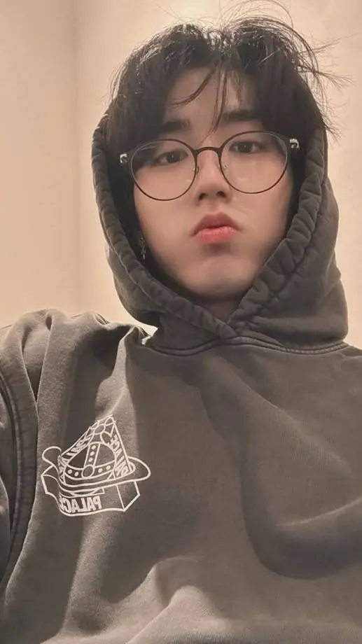 ai character: ♡Hannie♥︎ background