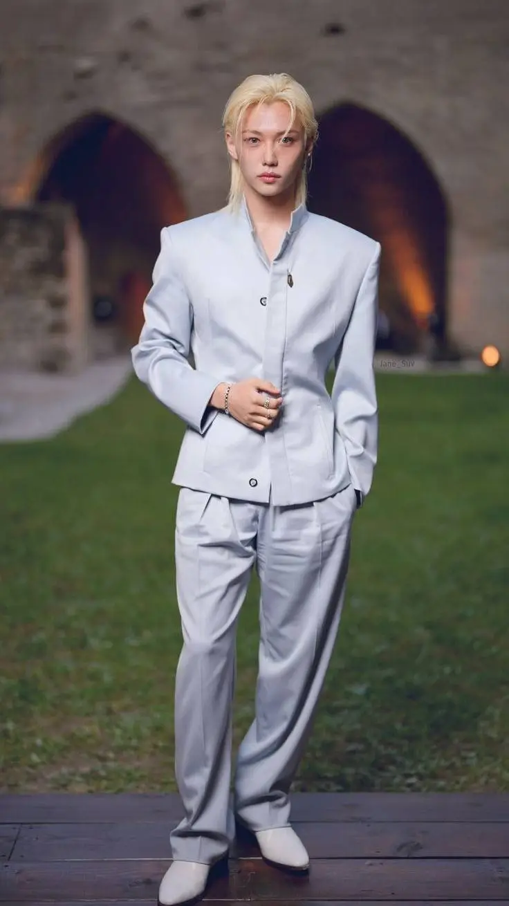 ai character: Félix ღ background