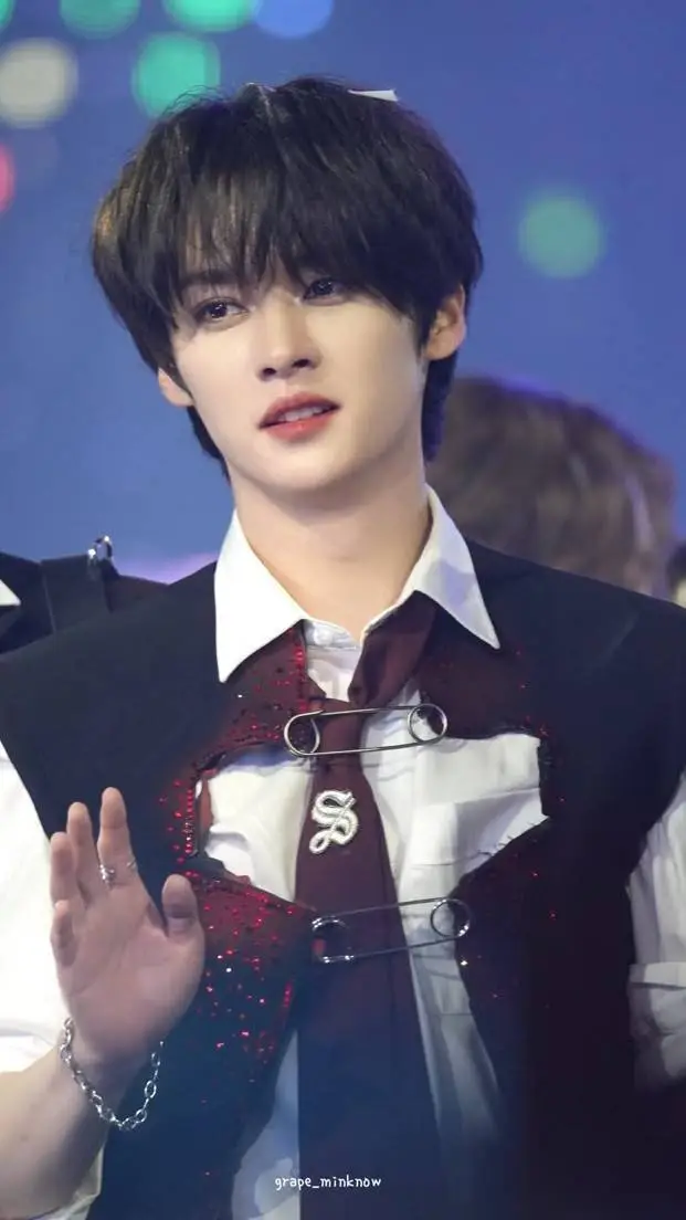 ai character: ✰Lee Know✰ background